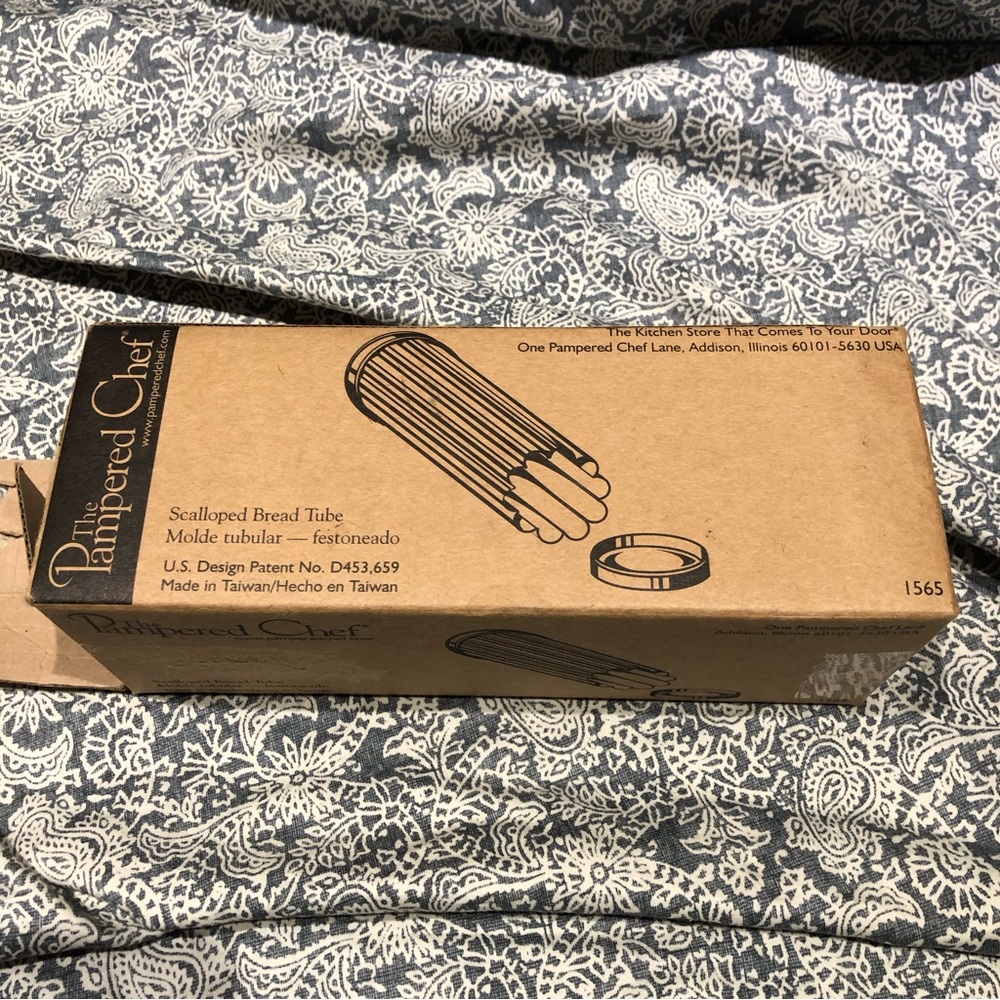 New Pampered Chef scalloped bread tube - Picture 1 of 2